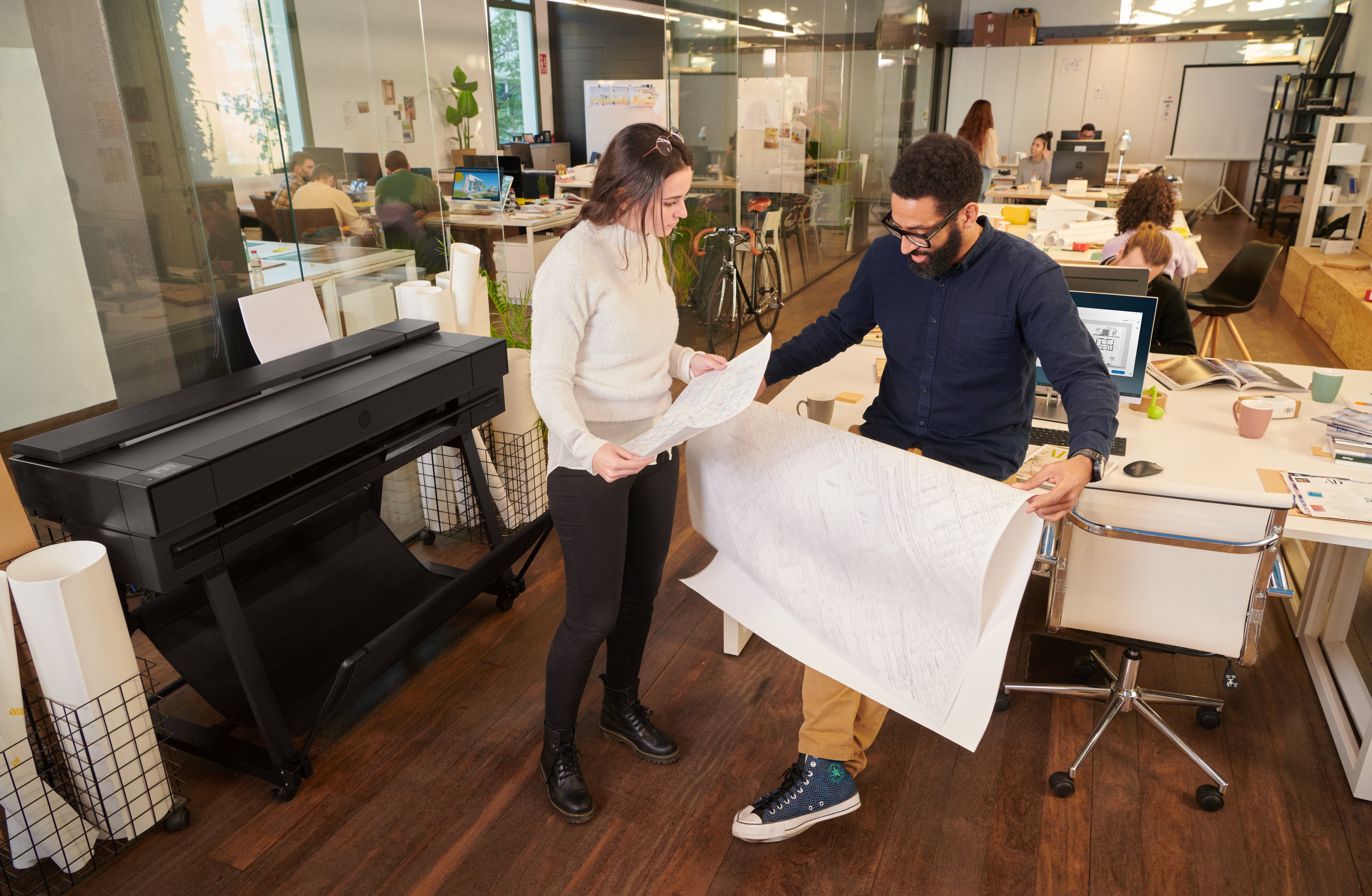 HP DesignJet T850 Printer - Lifestyle 02 v2_M1653094